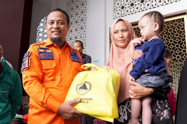 Pagi-Pagi, Gubernur Andi Sudirman Tinjau dan Bawa Bantuan untuk Korban Banjir di Biringkanaya