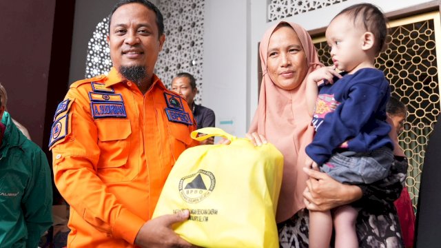 Pagi-Pagi, Gubernur Andi Sudirman Tinjau dan Bawa Bantuan untuk Korban Banjir di Biringkanaya