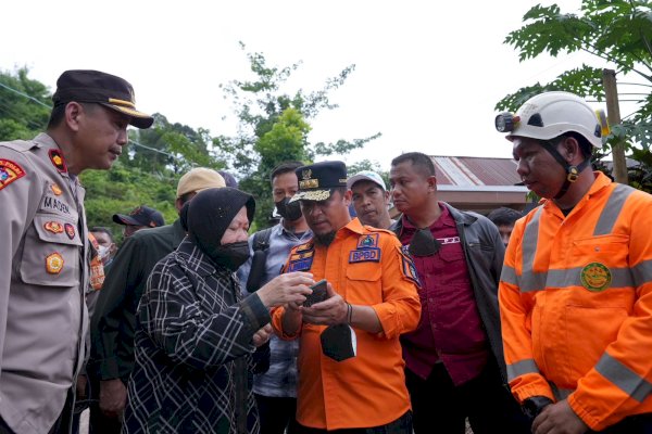 Gubernur Sulsel Bersama Menteri Sosial Tinjau Longsor di Gowa