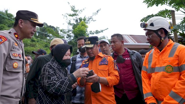 Gubernur Sulsel Bersama Menteri Sosial Tinjau Longsor di Gowa