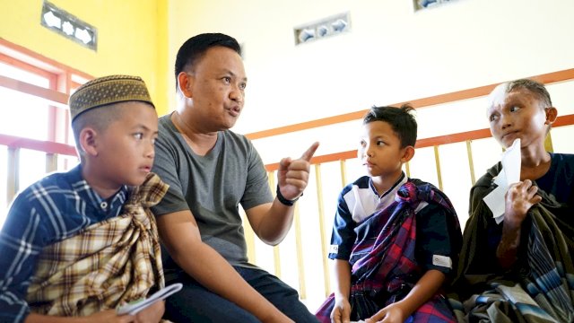 Hadiri Sunatan Massal, Ilham Azikin Beri Semangat ke 120 Anak Bantaeng