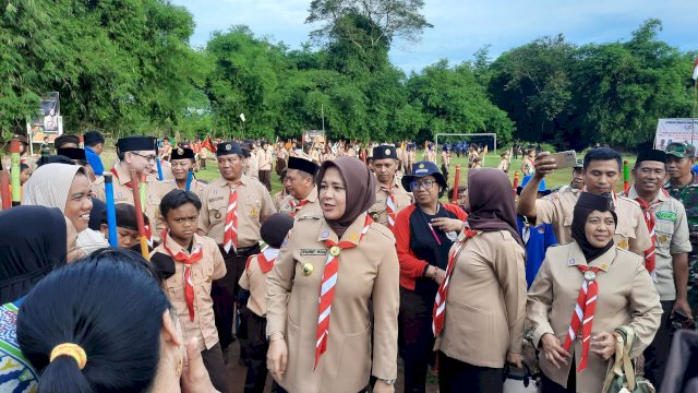 Ke Lakkang, Wawali Makassar Fatmawati Rusdi Diserbu Ibu-ibu untuk Foto Selfie