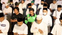 Driver Ojol Ikut Serta Hadiri Shalat Subuh Berjamaah, Doakan Kota Makassar