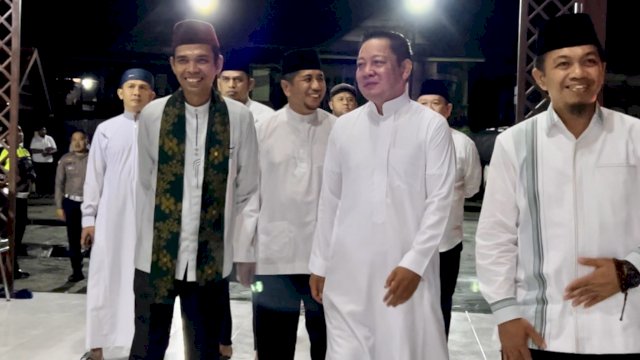 Ustadz Somad bersama Wakil ketua Komisi IV sekaligus adalah Ketua DPW NasDem Sulsel, Rusdi Masse di Sidrap, Sulsel.