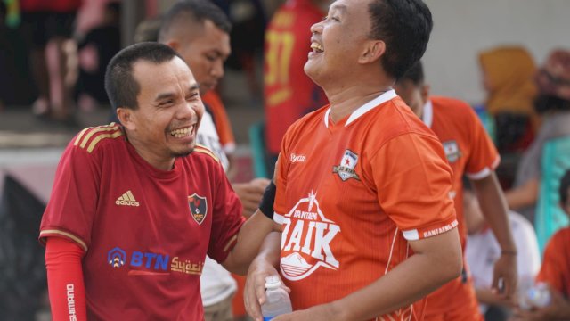 Jalin Silaturahmi Pemain Legend, Ilham Azikin Tanding Sepakbola di Bulukumba