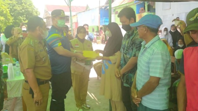 Bupati Pangkep Yusran Salurkan Bantuan Bencana Senilai Rp196 Juta untuk Warga di 9 Pulau