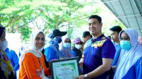 HKN Ke-58, Bupati YusranSerahkan Penghargaan ke Nakes Teladan di Pangkep