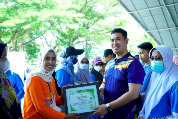 HKN Ke-58, Bupati YusranSerahkan Penghargaan ke Nakes Teladan di Pangkep