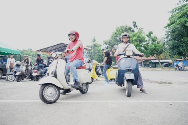 Hadir di Temu scooterist Bantaeng, Ilham Azikin Bawa Vespa Klasik Tahun 1976