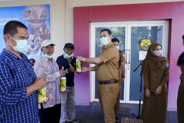 Bupati Pangkep Yusran Bagikan Pupuk Organik untuk Gapoktan