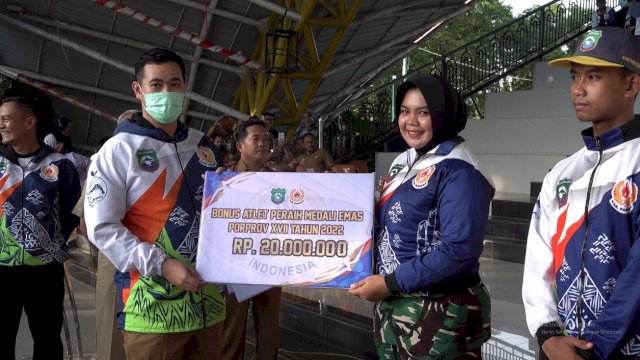 Pemkab Pangkep Bagikan Bonus Atlet Porprov