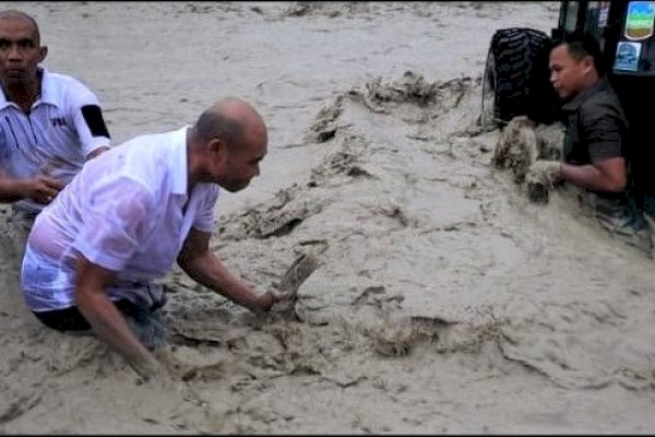 Gubernur NTT Viktor Laiskodat Nekat Selamatkan Ayah dan Dua Anak Terseret Banjir