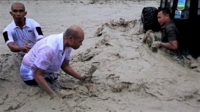 Gubernur NTT Nekat Selamatkan Ayah dan Dua Anak Terseret Banjir.