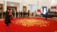 Jokowi Resmi Lantik Guntur Hamzah Jadi Hakim MK Pengganti Aswanto