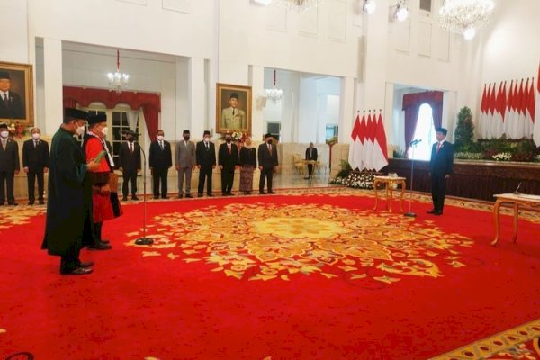 Jokowi Resmi Lantik Guntur Hamzah Jadi Hakim MK Pengganti Aswanto