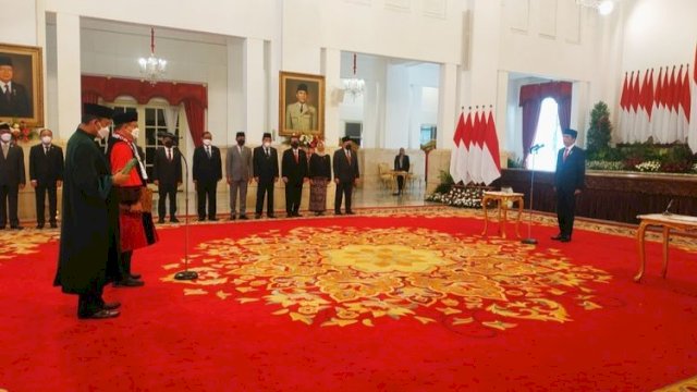 Jokowi Resmi Lantik Guntur Hamzah Jadi Hakim MK Pengganti Aswanto