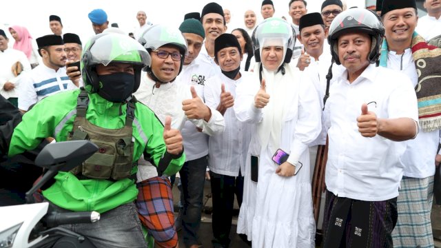 Jamaah Shalat Subuh Serentak Naik Ojol ke Anjungan