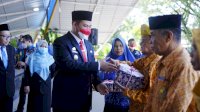 Hari Pahlawan, Pemkab Pangkep Bagikan Bantuan Subsidi Upah