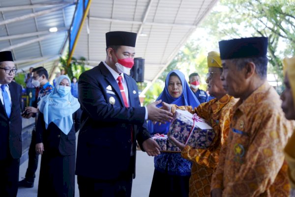 Hari Pahlawan, Pemkab Pangkep Bagikan Bantuan Subsidi Upah