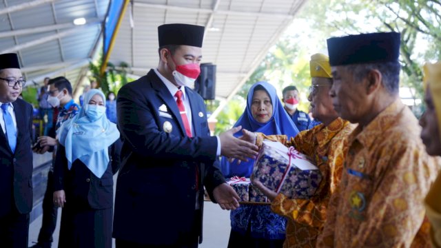 Hari Pahlawan, Pemkab Pangkep Bagikan Bantuan Subsidi Upah