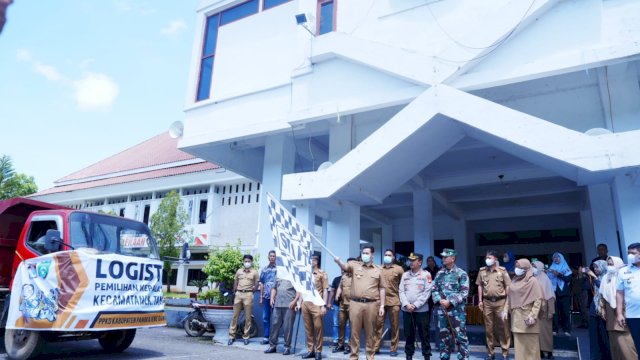 Distribusikan Logistik Pilkades untuk Pulau Terluar Pangkep, Bupati Yusran: Jangan Sampai Konflik