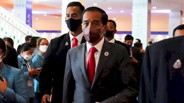 Hari Guru Nasional, Jokowi Sebut Pendidikan Kunci Hadapi Kompetisi yang Sengit