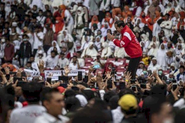 Andi Arief Sebut Jokowi Kumpulkan Relawan karena Lemah di Mata Parpol