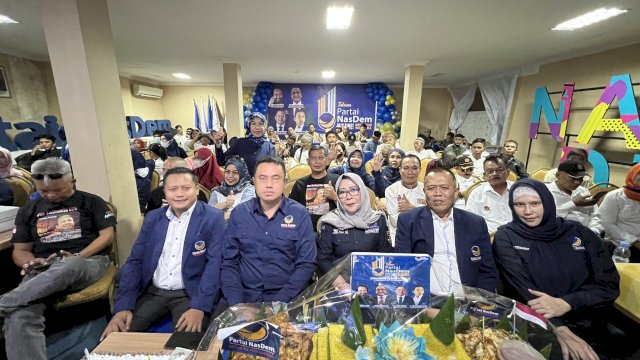 Pengurus DPW NasDem Sulsel bersama perwakilan relawan Anies Baswedan hadiri HUT ke-11 Partai NasDem