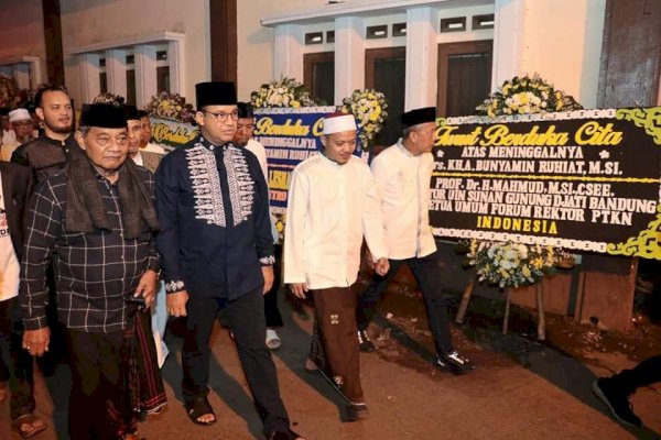 Anies Baswedan Takziah ke Makam Pimpinan Ponpes Cipasung, Tasikmalaya