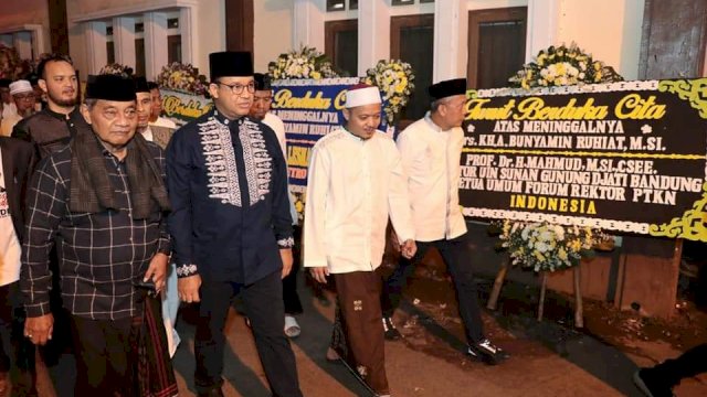 Anies Baswedan Takziah ke Makam Pimpinan Ponpes Cipasung, Tasikmalaya