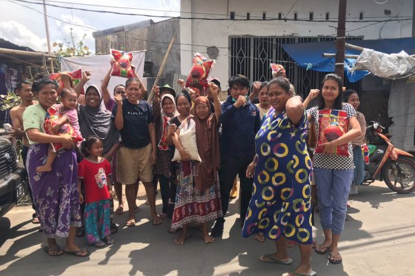 Jumat Berkah, Wakil Ketua Garda Pemuda NasDem Sulsel Ismail Manda Keliling Bagi Beras ke Warga Makassar