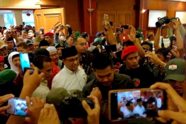 Meriah! Hadiri Acara Forum Ka&#8217;bah, Anies Diserbu Kamera hingga Nyanyian &#8216;Anies Presiden&#8217; Terus Menggema