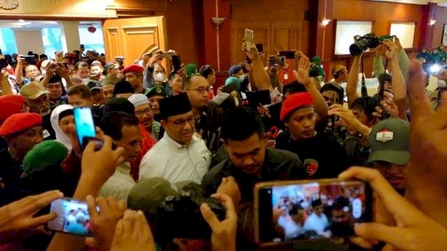 Meriah! Hadiri Acara Forum Ka&#8217;bah, Anies Diserbu Kamera hingga Nyanyian &#8216;Anies Presiden&#8217; Terus Menggema