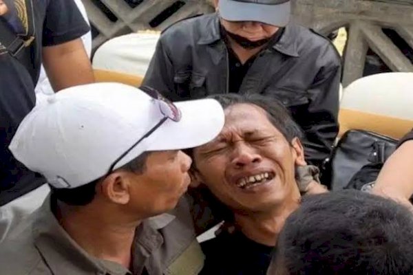 Ayah Korban Tragedi Kanjuruhan Menangis Menjerit Saat Proses Otopsi: Maafkan Nak