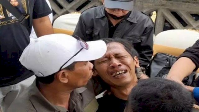 Ayah Korban Tragedi Kanjuruhan Menangis Menjerit Saat Proses Otopsi: Maafkan Nak