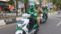 Danny Pomanto Naik Grab Menuju Dukcapil Makassar
