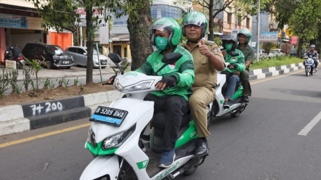 Danny Pomanto Naik Grab Menuju Dukcapil Makassar