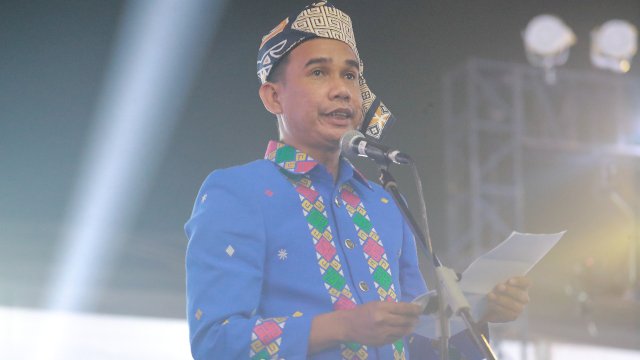 Ketua DPRD Rudianto Lallo Kenakan Baju Adat Toraja Saat Bacakan Sejarah Kota Makassar di HUT ke- 415