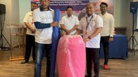 Perwakilan KSW se-Makassar Terima Perlengkapan Bean Bag dan Payung Pantai dari Dispar