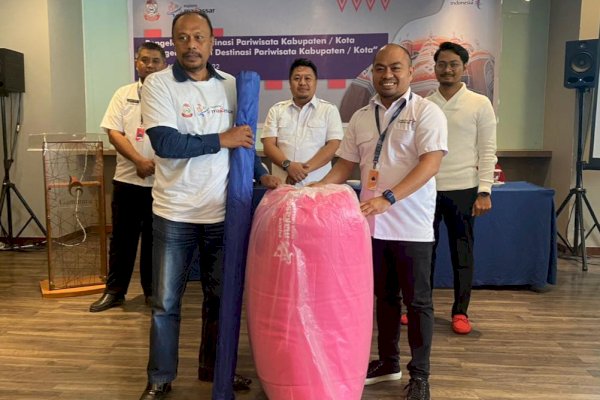 Perwakilan KSW se-Makassar Terima Perlengkapan Bean Bag dan Payung Pantai dari Dispar