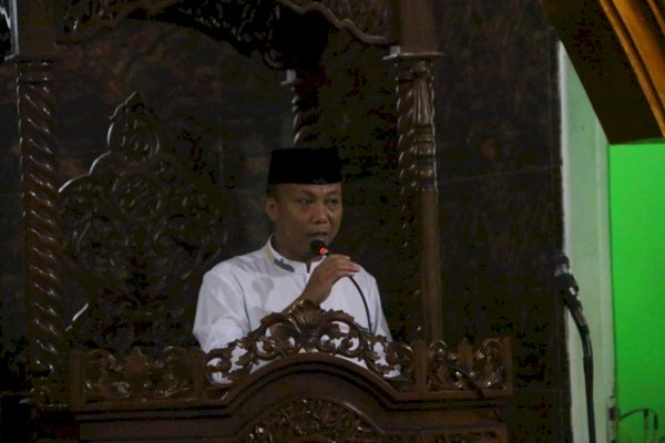 Hujan Deras, Camat Alamsyah Tetap Konsisten Laksanakan Safari Jumat di Lakkang