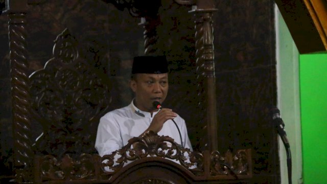 Hujan Deras, Camat Alamsyah Tetap Konsisten Laksanakan Safari Jumat di Lakkang