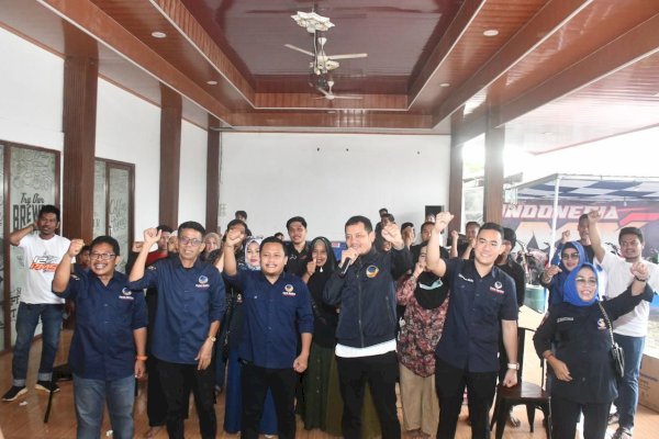 Lagi, NasDem Sulsel Serahkan Hadiah Undian E-KTA di Pinrang, Bahagia Menjadi Kader NasDem!