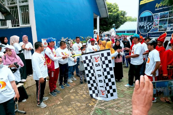 Rudianto Lallo Lepas Jalan Sehat Alumni SMPN 36 Makassar