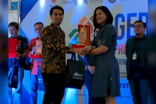 DPMPTSP Makassar Sabet Penghargaan Stand Favorit dan Terbaik di Pameran GPUPID
