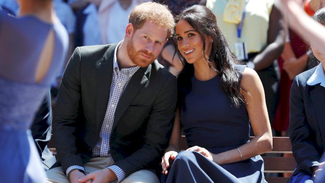 SYDNEY, AUSTRALIA - OCTOBER 19: Prince Harry, Duke of Sussex and Meghan, Duchess of Sussex watch a performance during their visit to Macarthur Girls High School on October 19, 2018 in Sydney, Australia. The Duke and Duchess of Sussex are on their official 16-day Autumn tour visiting cities in Australia, Fiji, Tonga and New Zealand. (Photo by Phil Noble - Pool/Getty Images)