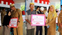 Bupati HAS Chaidir Syam Bersama Wabup Suhartina Bohari Serahkan Bantuan Asistensi Sosial Tahap I Bagi 67 Lansia