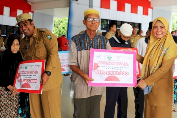 Bupati HAS Chaidir Syam Bersama Wabup Suhartina Bohari Serahkan Bantuan Asistensi Sosial Tahap I Bagi 67 Lansia