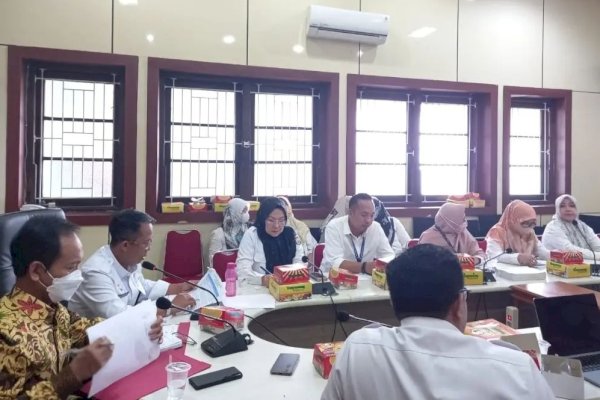 Sekretaris DPMPTSP Indrawaty Hadiri Rapat Monev Triwulan III di Kantor Bappeda Makassar