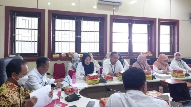 Sekretaris DPMPTSP Indrawaty Hadiri Rapat Monev Triwulan III di Kantor Bappeda Makassar